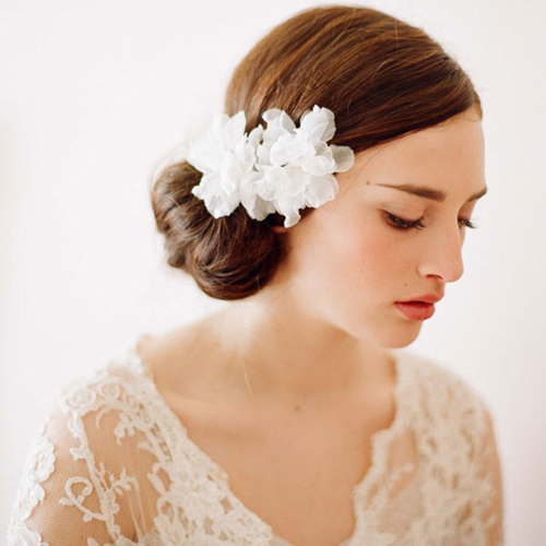 Description: Muôn kiểu tóc cô dâu cài hoa trong mùa cưới lãng mạn - 12