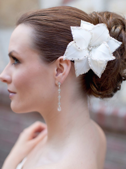 Description: Muôn kiểu tóc cô dâu cài hoa trong mùa cưới lãng mạn - 13